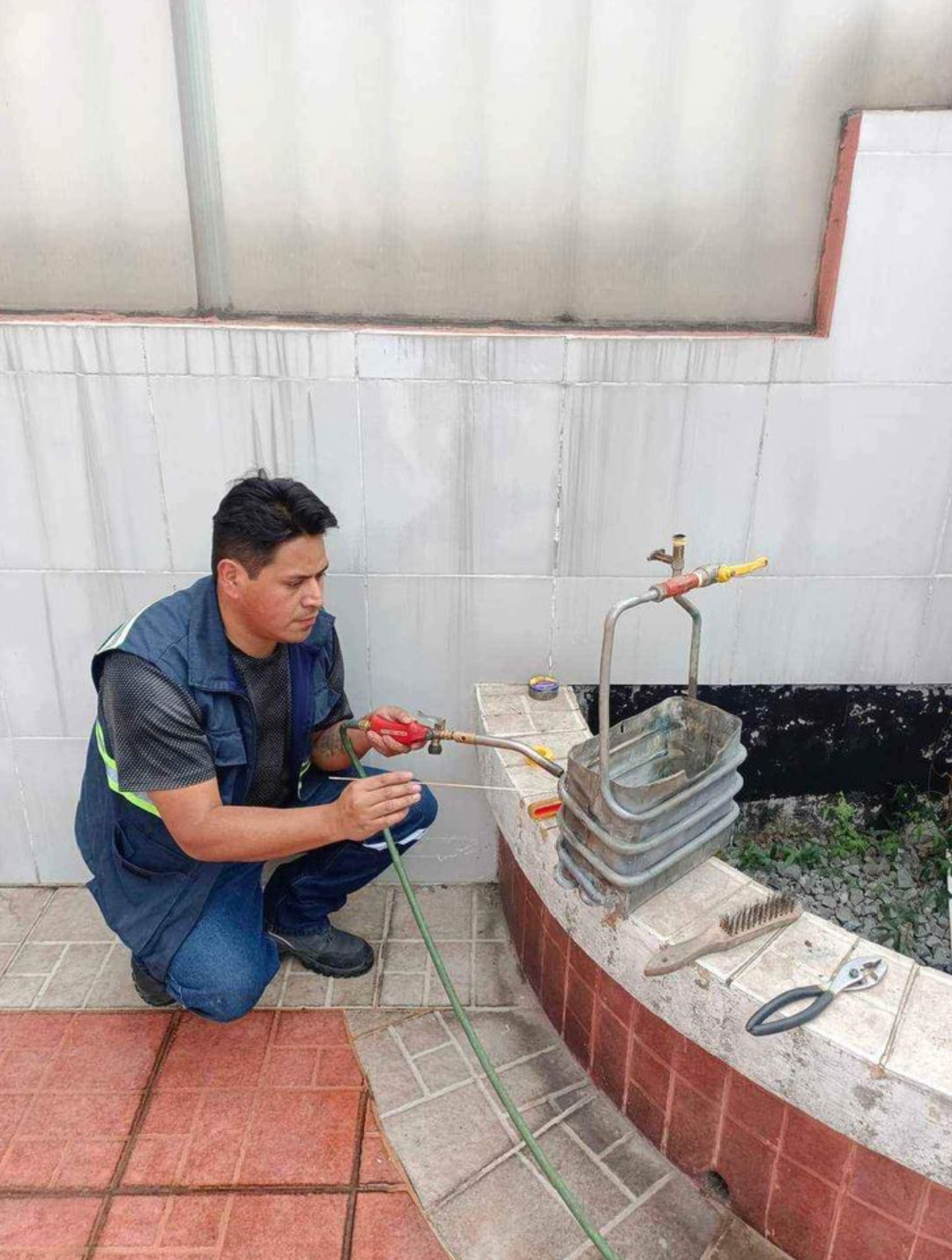 Reparación de plomería bajo lavaplatos