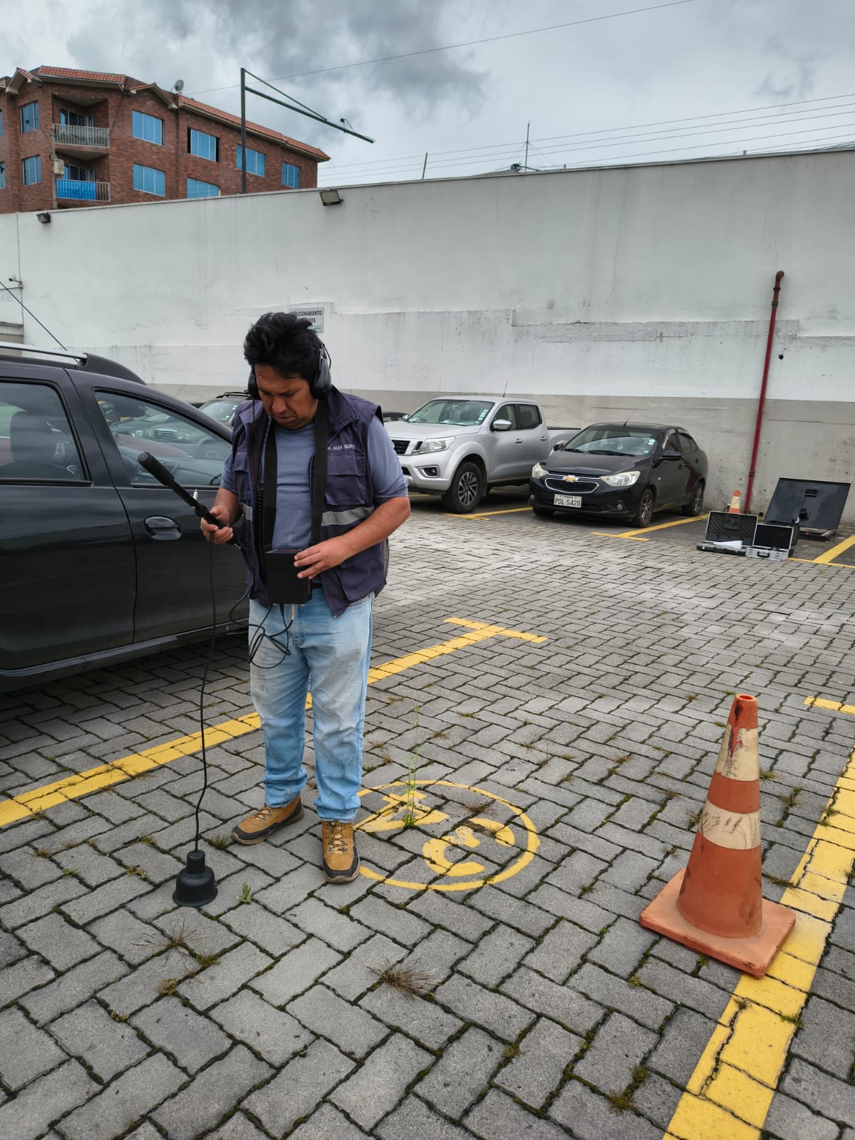 Técnico con geófono para detección de fugas
