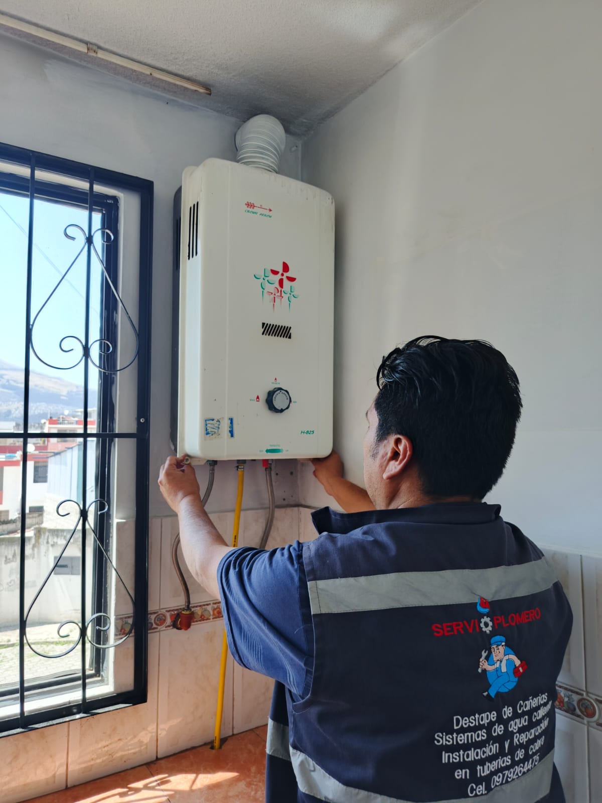 Técnico de Tecnocalefones revisando un calefón en Quito