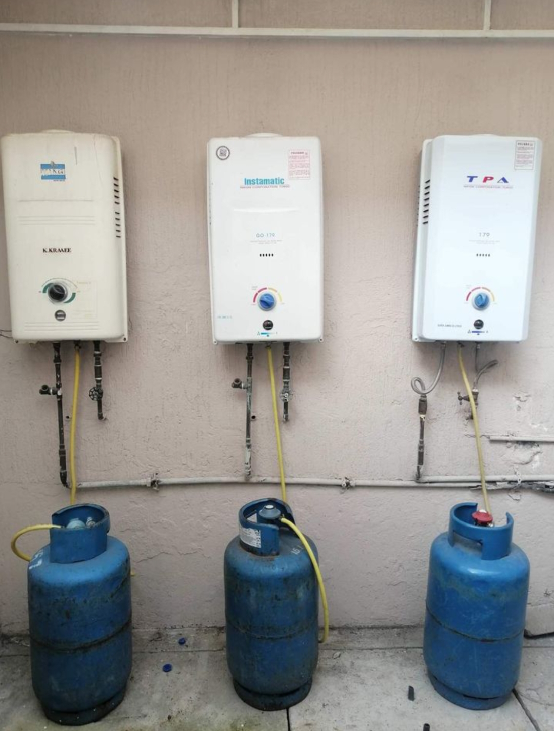 Tres calefones instalados con cilindros de gas